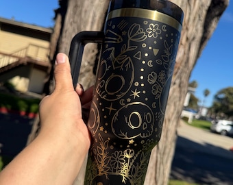 Vaso de acero inoxidable de 40 oz con calavera dorada y negra