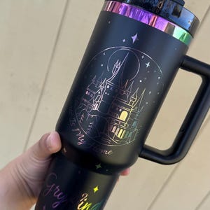 Vaso térmico de acero inoxidable de 40 oz con la frase "Hogwarts es mi hogar" imagen 5