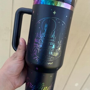 Vaso térmico de acero inoxidable de 40 oz con la frase "Hogwarts es mi hogar" imagen 2