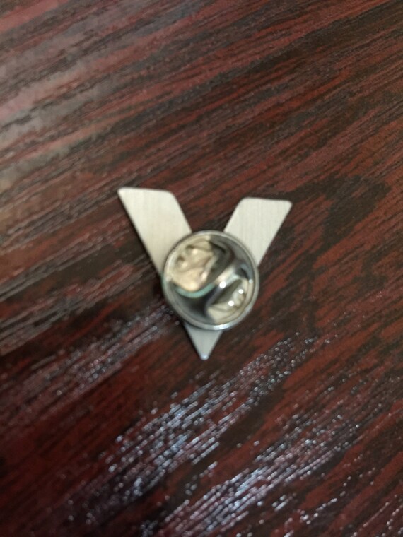 British V For Victory Metal Pin/Badge - image 2