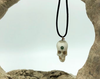 Collar de cráneo de asta tallada con 14kp dientes de oro y Bindi esmeralda y diapositiva