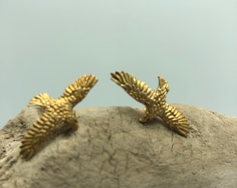 Reciclar plata y oro 18K placa tallada a mano y cast eagle Stud Pendientes