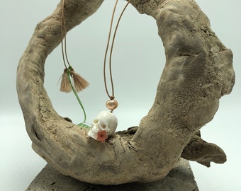 Collar de Cuero, Calavera de Hueso de Búfalo y Perlas Barrocas