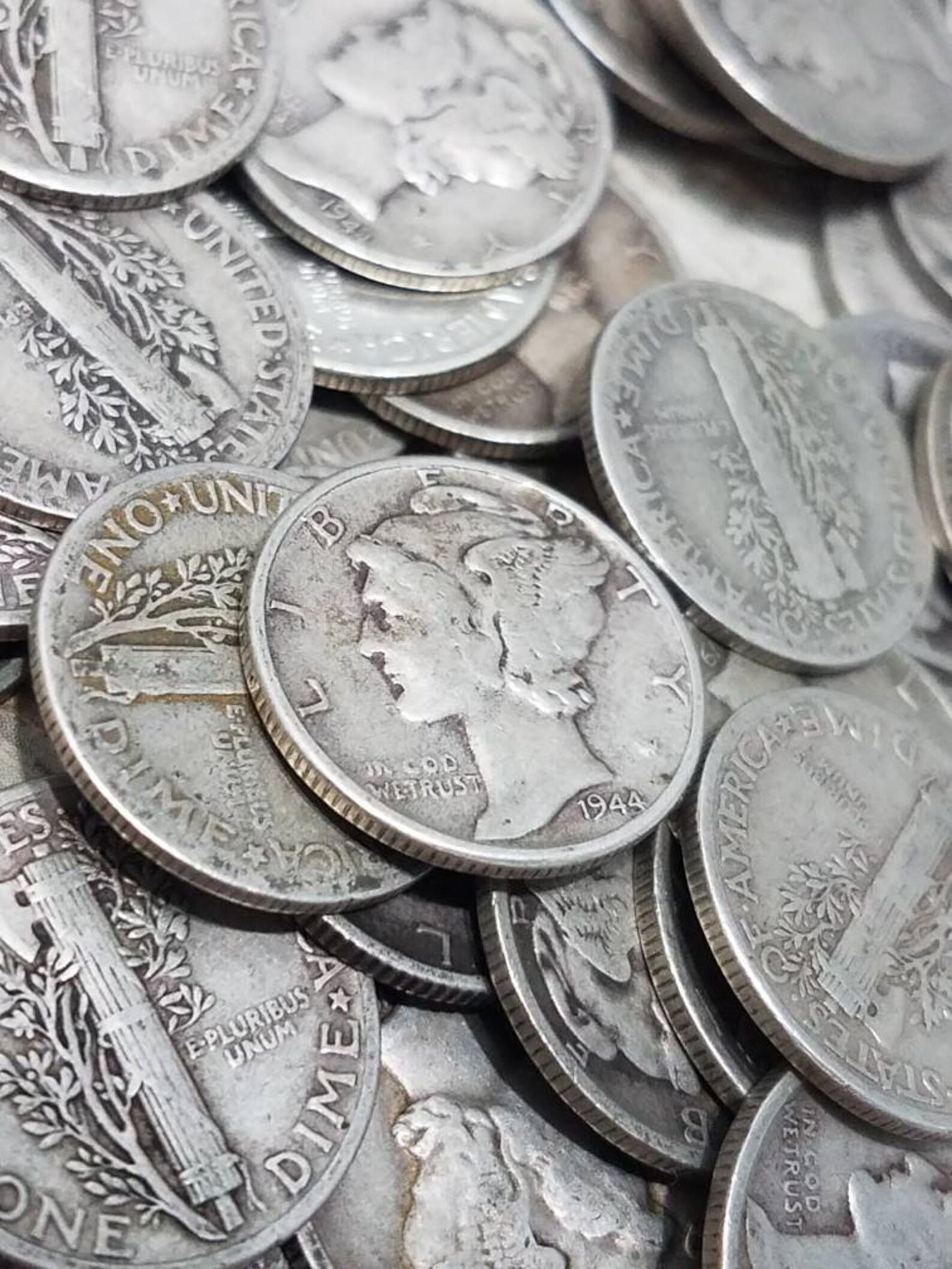 Покупаем серебряные монеты. Серебряные деньги. Серебряные металлические деньги. Много монет серебро. Мешок монет серебро.