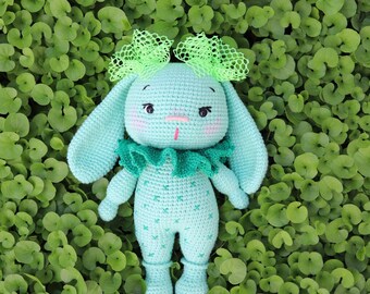 Juguete , conejito de apego, hand made, hecho a mano,amigurumis, croché , regalo, bebe, niña, color verde.
