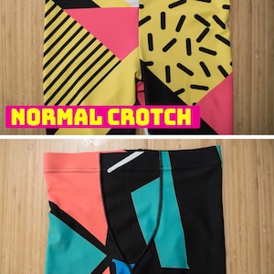 Op de afbeelding: Twee leggings met verschillende kruis-stijlen. De bovenste legging heeft een normale kruis en heeft een geel, roze en zwart geometrisch patroon. De onderste legging heeft een versterkte kruis en heeft een blauw, roze en zwart geometrisch patroon.