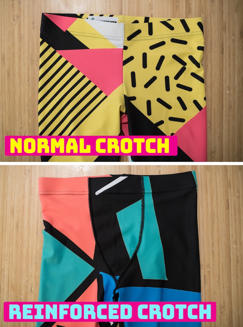 Op de afbeelding: Twee leggings met verschillende kruis-stijlen. De bovenste legging heeft een normale kruis en heeft een geel, roze en zwart geometrisch patroon. De onderste legging heeft een versterkte kruis en heeft een blauw, roze en zwart geometrisch patroon.