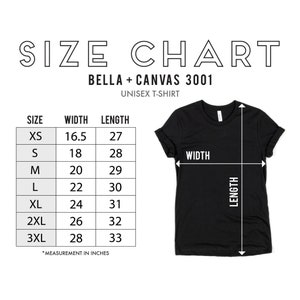 Pu&ograve; includere: Tabella delle taglie per t-shirt unisex Bella + Canvas 3001. La tabella mostra le misure in pollici per larghezza e lunghezza per le taglie XS, S, M, L, XL, 2XL e 3XL.