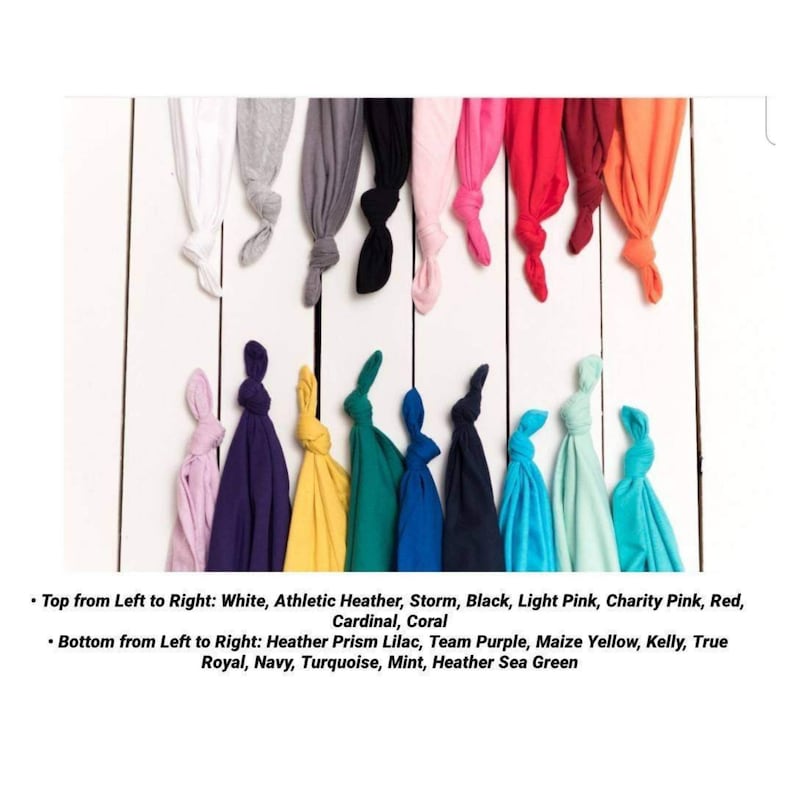 Pu&ograve; includere: Una collezione di t-shirt in vari colori, tra cui bianco, grigio atletico, tempesta, nero, rosa chiaro, rosa carit&agrave;, rosso, cardinale, corallo, lilla prisma heather, viola squadra, giallo mais, kelly, blu reale, blu navy, turchese, menta e verde mare heather.