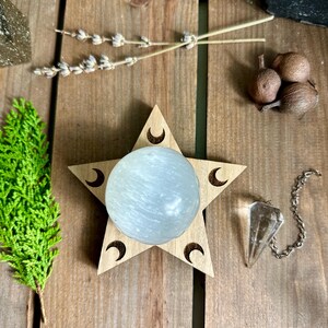 Bougie en bois avec détail croissant de lune et support sphère - autel sacré