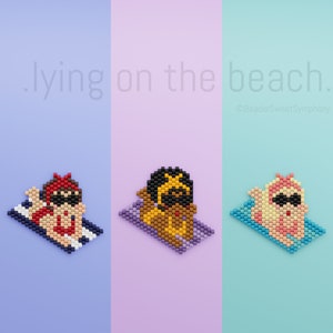 Peut inclure: Trois figurines en perles représentant des personnes portant des lunettes de soleil et des maillots de bain allongées sur des serviettes de plage. Les figurines sont rouge, marron et rose. Le texte "lying on the beach." est au-dessus des figurines. Le texte "@BeadersweetSymphony" est en dessous des figurines.