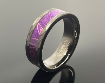 ハンマー仕上げのガンメタルタングステン製結婚指輪：パープルボックスエルダー材の象嵌