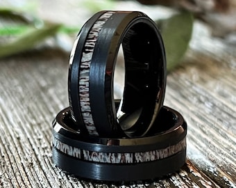 The Black Stag: hertengewei afgeschuinde wolfraam trouwring met ingelegd elandring