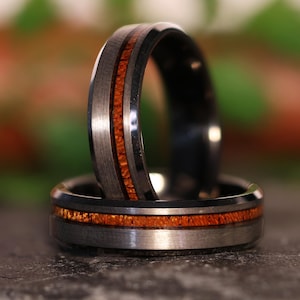 THE OHANA: Anillo de bodas de madera de koa hawaiana con bisel de tungsteno