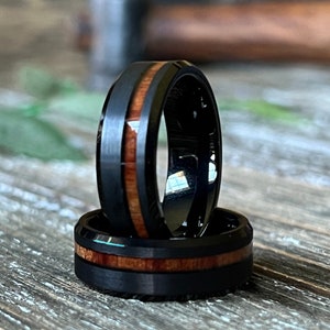 THE MAUI KOA: Hawaiiaanse Koa afgeschuinde zwarte wolfraam trouwring houten ring