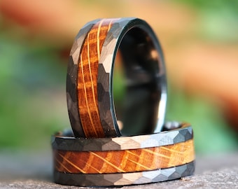 Gehamerde whiskyvat brons wolfraamhout ring trouwring met wit eiken inlegwerk