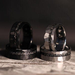 Alliance en météorite de roche spatiale noire : anneau confort en tungstène martelé 8mm Silver