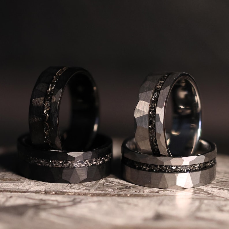 Alliance en météorite de roche spatiale noire : anneau confort en tungstène martelé 8mm Silver