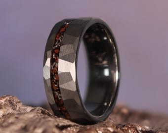 El Génesis: Anillo de boda de plata martillada con fósil de dinosaurio, hueso de dinosaurio y meteorito