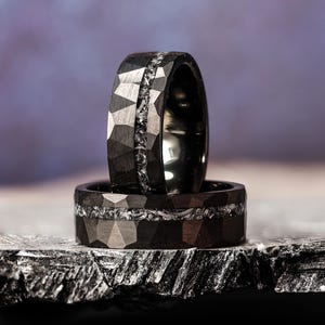 Alliance en météorite de roche spatiale noire : anneau confort en tungstène martelé image 2