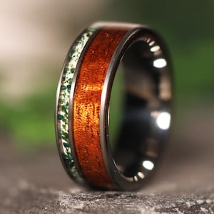 Anillo de tungsteno con ágata musgosa de madera de koa: alianza hawaiana