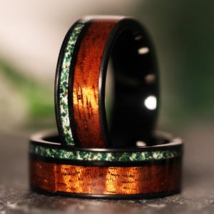 Koa musgosa: anillo de bodas de tungsteno con ágata musgosa y madera de koa hawaiana