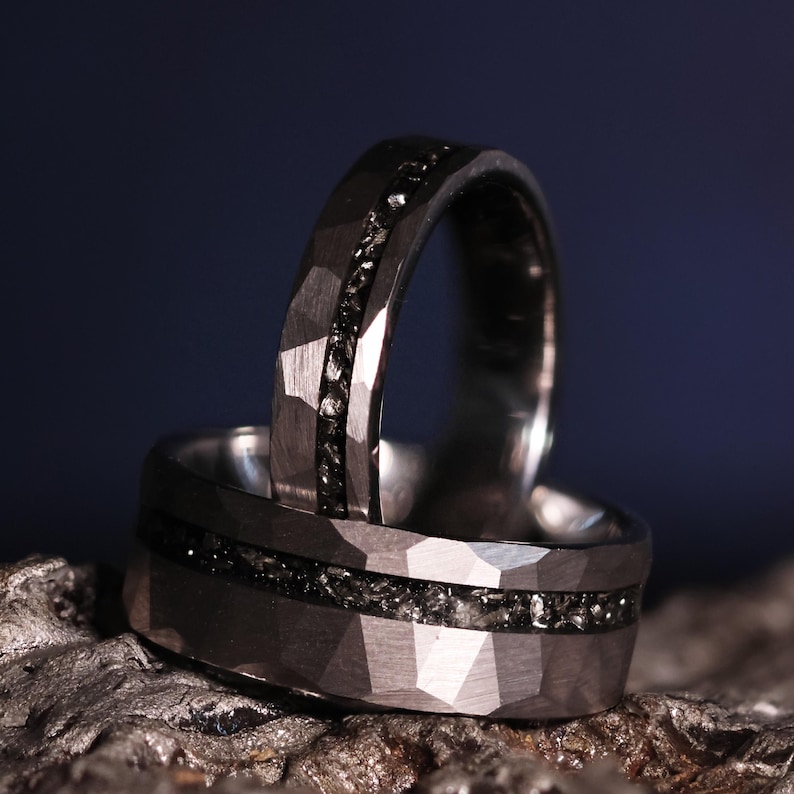 Alliance en météorite de roche spatiale noire : anneau confort en tungstène martelé 6mm Silver