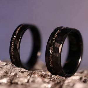 Alliance en météorite de roche spatiale noire : anneau confort en tungstène martelé 6mm Black