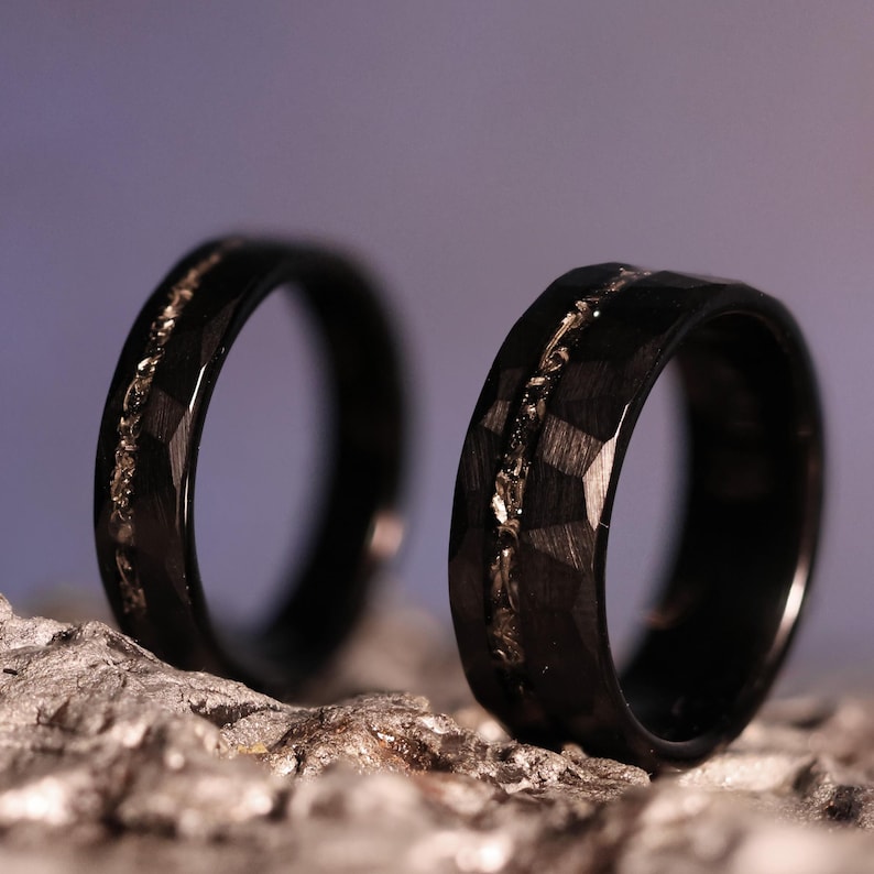 Alliance en météorite de roche spatiale noire : anneau confort en tungstène martelé 6mm Black