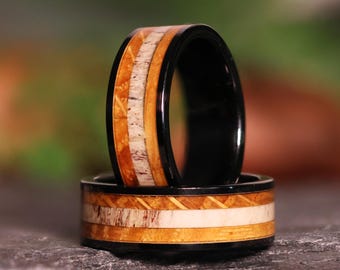 El Elfo Borracho: Anillo de boda de cerámica negra con incrustaciones de cuerno de ciervo y madera de barril de whisky.