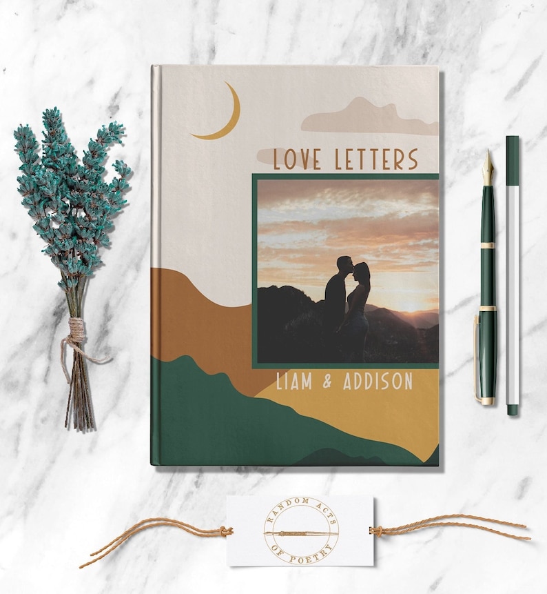 Puede incluir: Un diario beige con un dise&ntilde;o abstracto verde, marr&oacute;n y amarillo. La portada presenta una foto de una pareja bes&aacute;ndose frente a una puesta de sol. El texto "Love Letters" est&aacute; impreso en la portada, junto con los nombres "Liam & Addison". Tambi&eacute;n se representa una luna creciente y nubes en la portada. El diario es un producto de "Random Acts of Poetry".