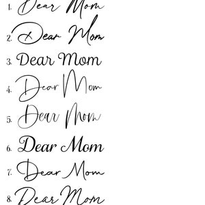 Puede incluir: Se muestran diez estilos de fuente diferentes para la frase "Dear Mom" en tinta negra sobre un fondo blanco. Cada estilo de fuente est&aacute; numerado del 1 al 10.
