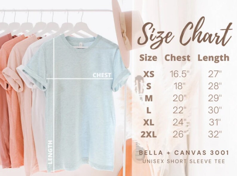 Puede incluir: Tabla de tallas para una camiseta de manga corta unisex, que muestra las medidas de pecho y largo en pulgadas para las tallas XS, S, M, L, XL y 2XL. La tabla est&aacute; impresa sobre un fondo rosa y blanco con un sombrero marr&oacute;n y una guitarra en el fondo.