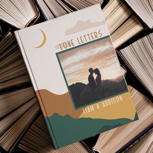 Puede incluir: Un libro beige con el t&iacute;tulo "LOVE LETTERS" en texto marr&oacute;n. La portada presenta una silueta de una pareja bes&aacute;ndose frente a una puesta de sol. El libro tambi&eacute;n tiene una luna creciente y formas abstractas en marr&oacute;n, verde y amarillo.
