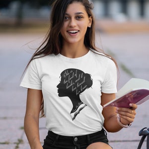 Puede incluir: Una camiseta blanca con una silueta negra de la cabeza y los hombros de una mujer. El texto "She is too fond of books, and it has turned her brain" est&aacute; impreso en la camiseta.