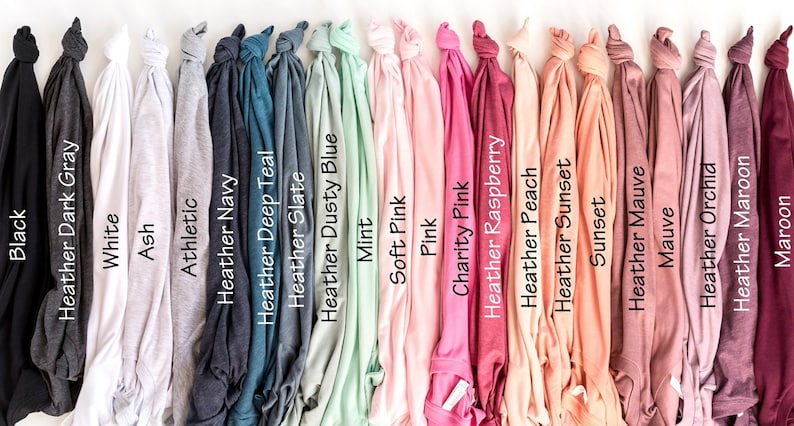 Puede incluir: Una variedad de colores de camisetas, incluyendo negro, blanco, gris jaspeado, ceniza, deportivo, azul marino jaspeado, azul teal jaspeado, pizarra jaspeado, azul polvoriento jaspeado, menta, rosa suave, rosa, rosa caridad, frambuesa jaspeado, melocot&oacute;n jaspeado, atardecer jaspeado, atardecer, malva jaspeado, malva, orqu&iacute;dea jaspeado, marr&oacute;n jaspeado y marr&oacute;n.