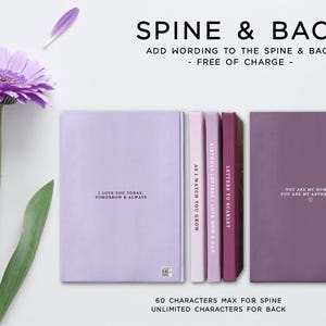 Peut inclure: Plusieurs journaux violets avec des textes sur les dos et les couvertures, accompagn&eacute;s d'une marguerite violette. Les journaux comportent des phrases comme &laquo; Je t'aime aujourd'hui &raquo; et &laquo; Tu es ma maison &raquo;. Le texte &laquo; Spine & Back &raquo; est &eacute;galement visible.