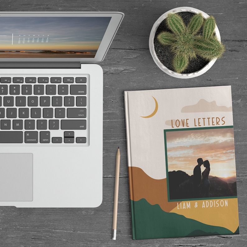 Puede incluir: Un libro beige con una foto de una pareja silueteada contra una puesta de sol en la portada. El t&iacute;tulo del libro es "Love Letters" y los nombres "Liam & Addison" est&aacute;n impresos debajo de la foto.