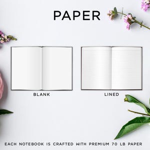 Peut inclure: Deux cahiers ouverts, l'un vierge et l'autre lign&eacute;, sont pr&eacute;sent&eacute;s sur fond blanc. Le mot "PAPER" est en haut. Les mots "BLANK" et "LINED" sont en dessous. Des compositions florales encadrent l'image. Le texte "EACH NOTEBOOK IS CRAFTED WITH PREMIUM 70 LB PAPER" est en bas.