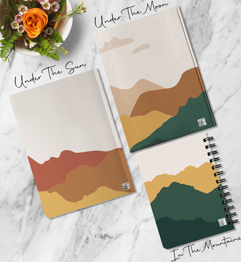 Puede incluir: Tres cuadernos diferentes con paisajes de monta&ntilde;as abstractas. El primer cuaderno se titula "Bajo el sol" y presenta una cordillera amarilla, naranja y marr&oacute;n. El segundo cuaderno se titula "Bajo la luna" y presenta una cordillera beige, marr&oacute;n y verde. El tercer cuaderno se titula "En las monta&ntilde;as" y presenta una cordillera amarilla, verde y blanca.