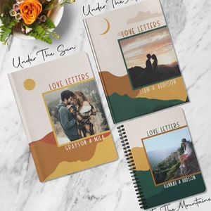 Puede incluir: Tres portadas de diario diferentes con un paisaje de monta&ntilde;a y fotos de parejas. Las portadas son amarillas, naranjas y verdes con el texto "Love Letters" y "Under The Sun" o "Under The Moon" y "In The Mountains".