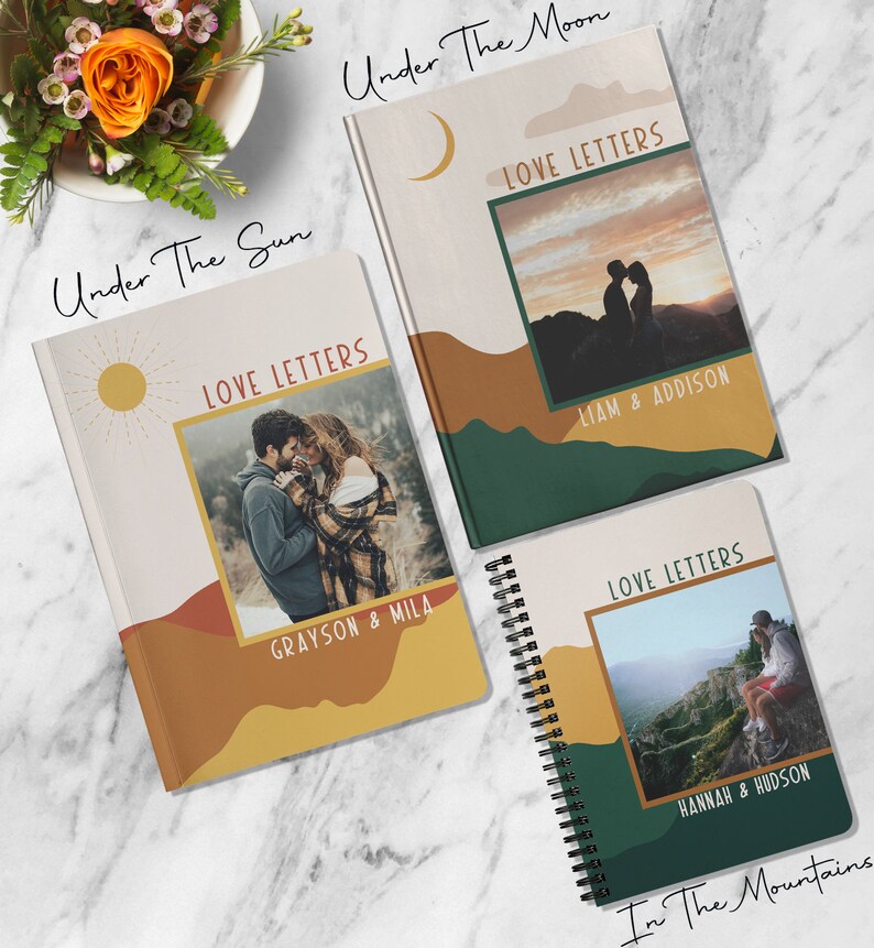 Puede incluir: Tres portadas de diario diferentes con un paisaje de monta&ntilde;a y fotos de parejas. Las portadas son amarillas, naranjas y verdes con el texto "Love Letters" y "Under The Sun" o "Under The Moon" y "In The Mountains".