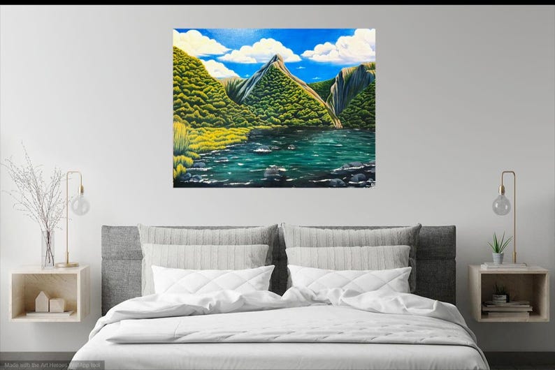Puede incluir: Una pintura de paisaje representa una cordillera con un lago. La obra presenta un cielo azul vibrante con nubes blancas. Frondosos &aacute;rboles verdes y hierba amarilla rodean el lago, con rocas oscuras en el agua. La pintura se exhibe sobre una cama.