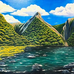 Puede incluir: Una pintura al &oacute;leo representa un paisaje monta&ntilde;oso con un lago. La escena presenta exuberantes &aacute;rboles verdes, acantilados rocosos y un lago sereno con un tono turquesa. Nubes blancas y esponjosas salpican el cielo azul brillante, creando una vista pintoresca.