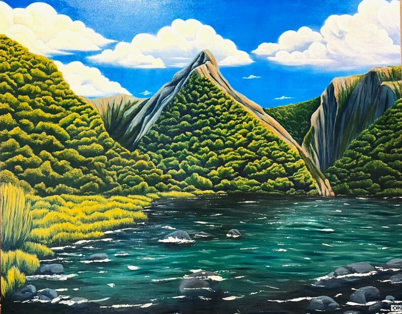 Puede incluir: Una pintura al &oacute;leo representa un paisaje monta&ntilde;oso con un lago. La escena presenta exuberantes &aacute;rboles verdes, acantilados rocosos y un lago sereno con un tono turquesa. Nubes blancas y esponjosas salpican el cielo azul brillante, creando una vista pintoresca.
