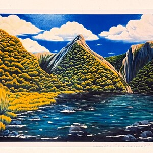 Puede incluir: Una pintura de paisaje representa una cordillera con un lago en primer plano. El cielo es azul con nubes blancas. Las monta&ntilde;as est&aacute;n cubiertas de follaje verde y amarillo. El agua es azul oscuro con rocas.