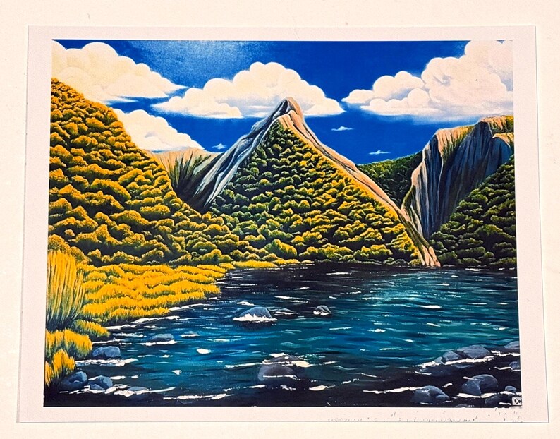 Puede incluir: Una pintura de paisaje representa una cordillera con un lago en primer plano. El cielo es azul con nubes blancas. Las monta&ntilde;as est&aacute;n cubiertas de follaje verde y amarillo. El agua es azul oscuro con rocas.