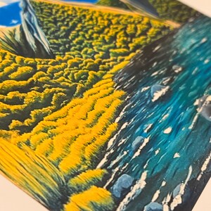 Puede incluir: Pintura abstracta de paisaje. La obra de arte representa un campo amarillo, un r&iacute;o azul y acantilados rocosos bajo un cielo azul con nubes. La pintura utiliza una variedad de colores y texturas para crear una composici&oacute;n din&aacute;mica y atractiva.