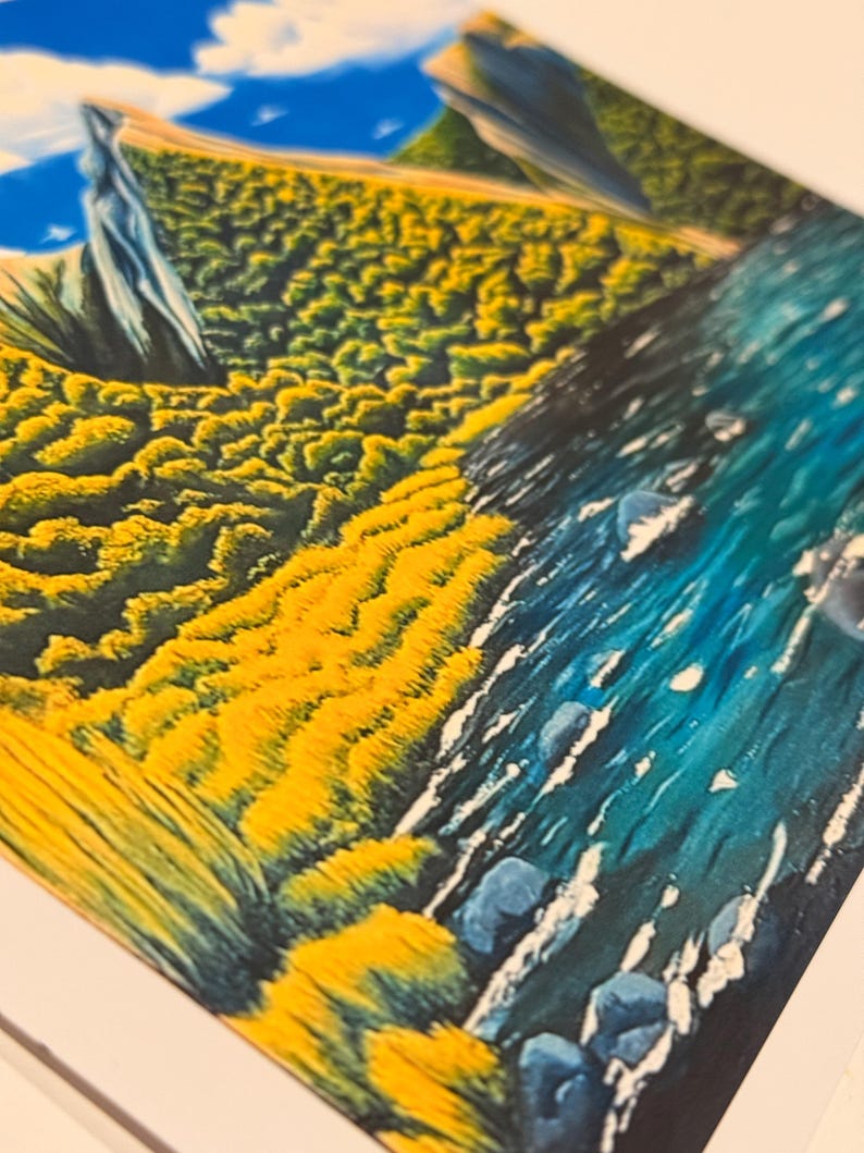 Puede incluir: Pintura abstracta de paisaje. La obra de arte representa un campo amarillo, un r&iacute;o azul y acantilados rocosos bajo un cielo azul con nubes. La pintura utiliza una variedad de colores y texturas para crear una composici&oacute;n din&aacute;mica y atractiva.