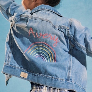 Veste en jean personnalisée pour enfants, veste avec prénom personnalisé avec broderie arc-en-ciel à la main, cadeau pour fille, cadeau d'anniversaire pour enfant